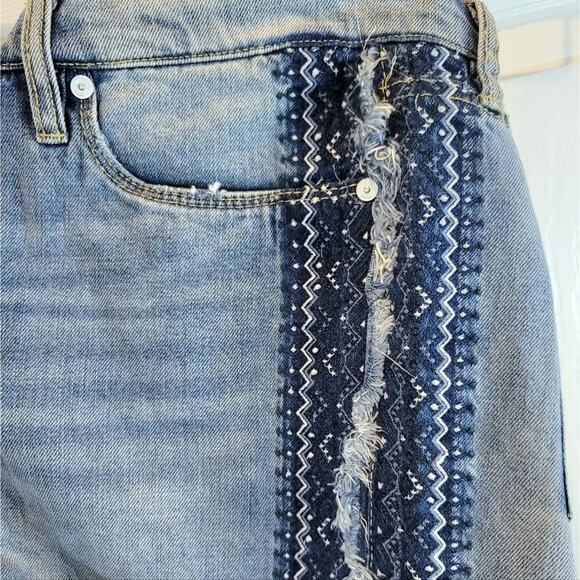 BlankNYC Blue Jean Hiker Short Sz 29 8 Frayed Embroidered Side Stripe Free Bee - Picture 13 of 16